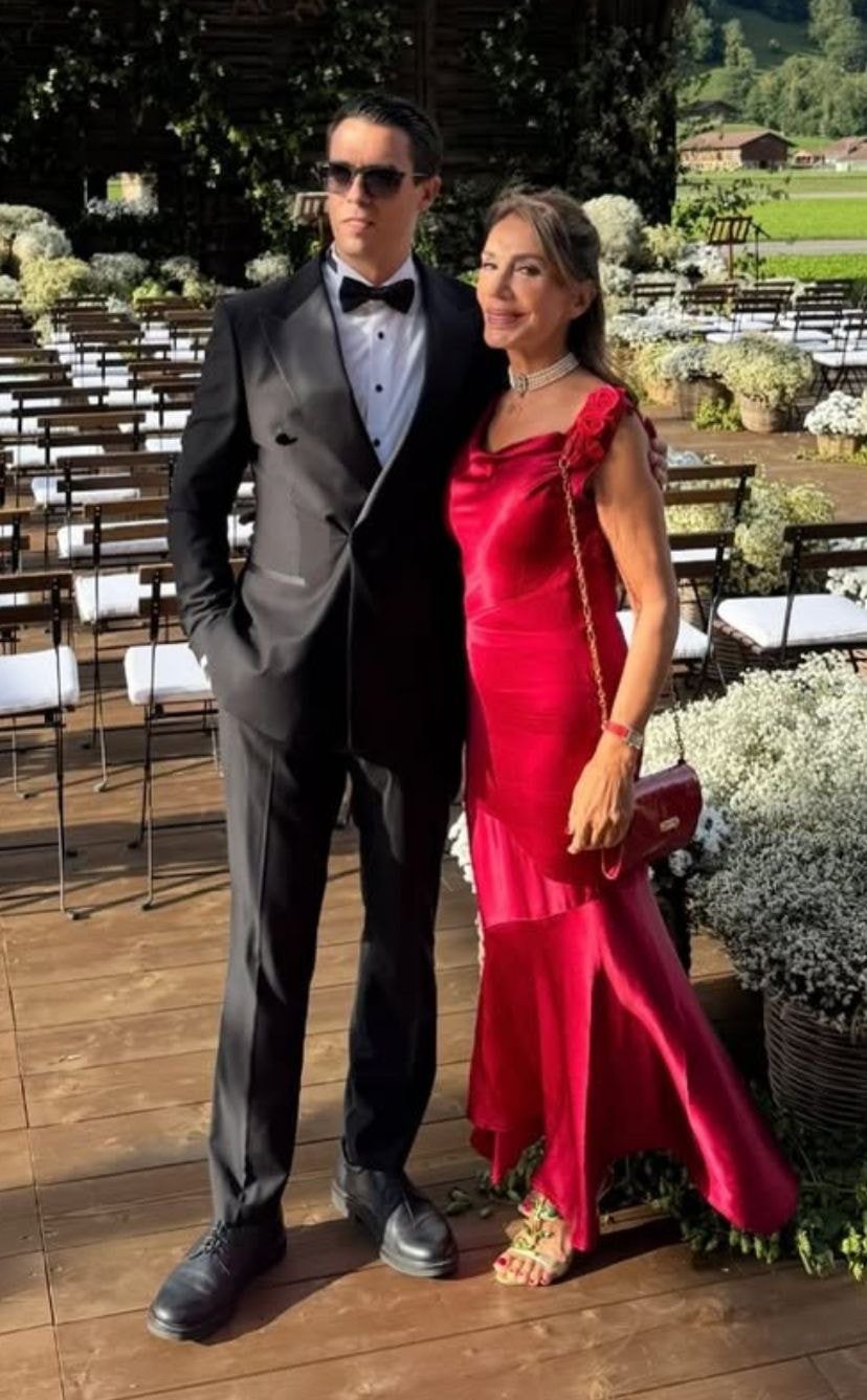 Aslı Angın ve Ahmet Onur'un İsviçre Gstaad'daki Unutulmaz Düğünü: Türk Sosyetesi Gecenin Parlayan Yıldızlarıyla Buluştu