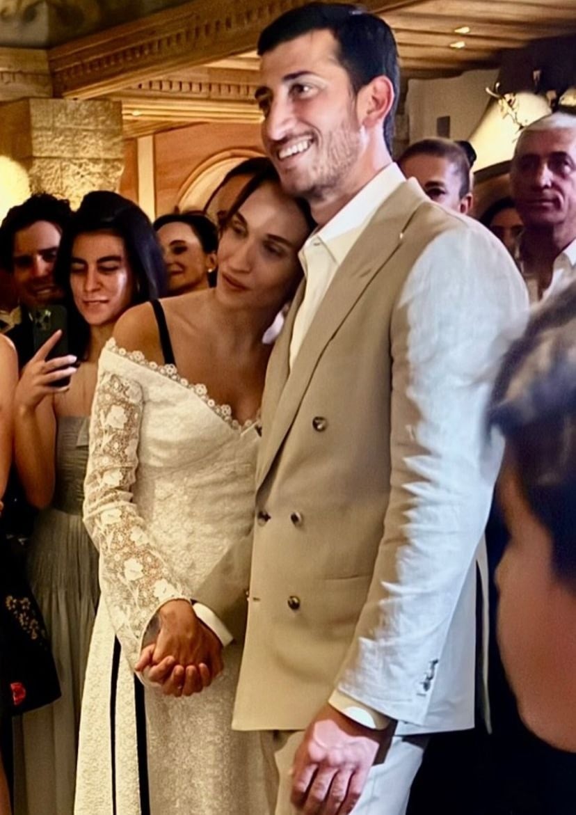 Aslı Angın ve Ahmet Onur'un İsviçre Gstaad'daki Unutulmaz Düğünü: Türk Sosyetesi Gecenin Parlayan Yıldızlarıyla Buluştu